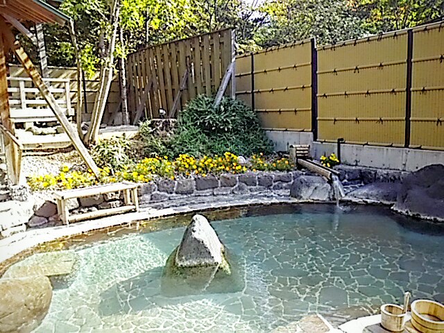 岳温泉の露天風呂